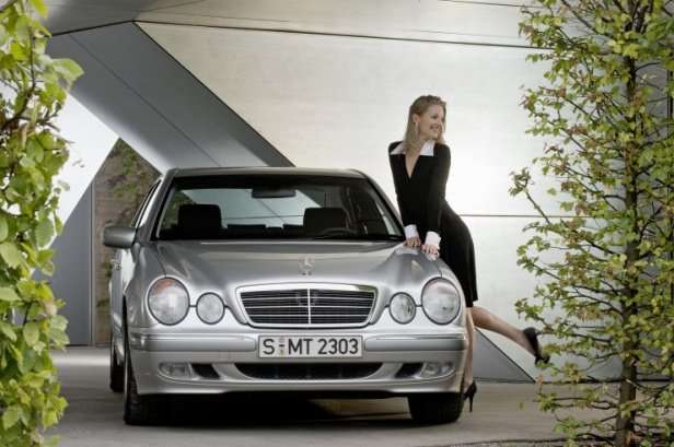 Gdzie jest akumulator w mercedesa w210