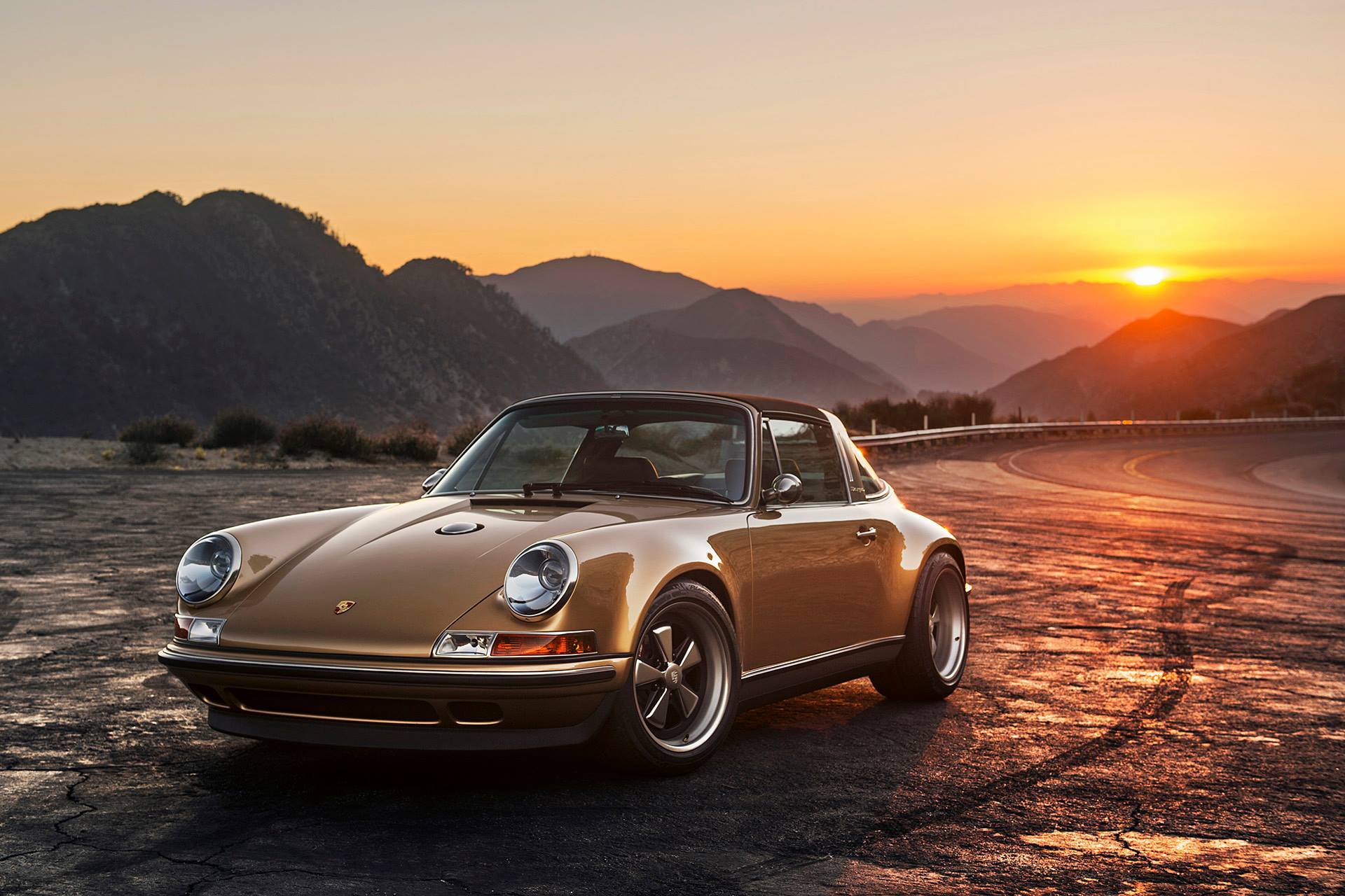 Disfruta del impresionante Aimé Leon Dore Porsche 911 SC