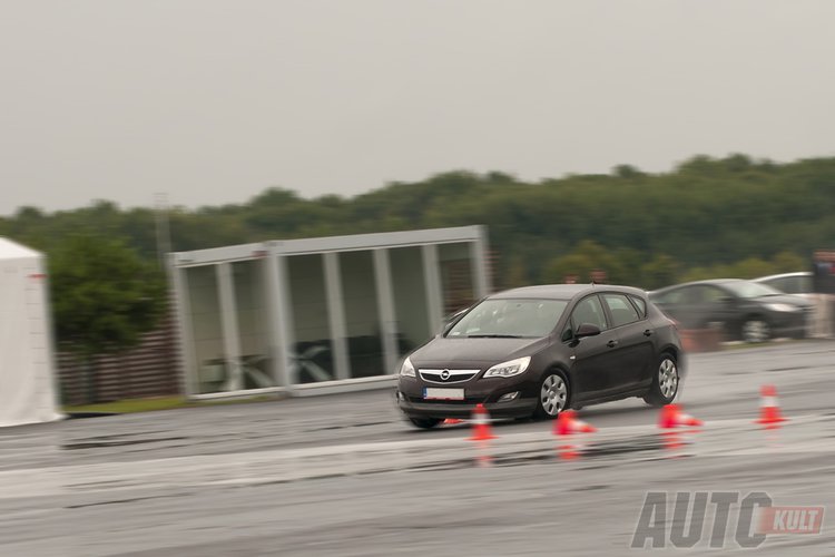 Toyota Auris, Opel Astra, Ford Focus, Kia Cee'd testy