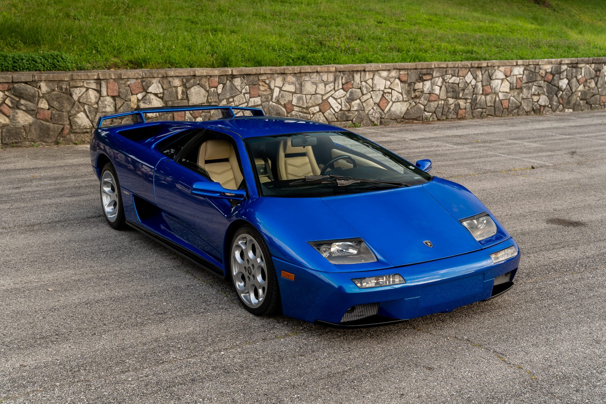 Lamborghini LM002 trafiło na sprzedaż. Ma 58 tys. km przebiegu i wysoką cenę