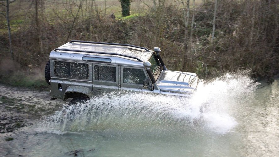 Land Rover Defender zmodyfikowany przez Ares Design