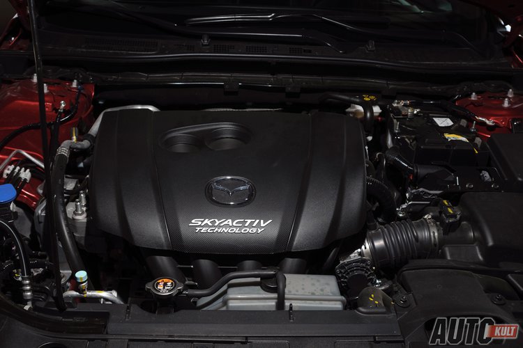 Hyundai i30 Turbo 1.6T vs Mazda 3 2.0 SkyactivG silnik