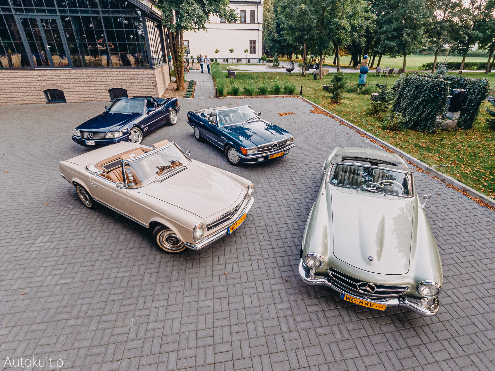 Jeśli licząc, że to 190 SL jest "twórcą" SL-a, z każdą kolejną generacją Mercedes dbał nie tylko o odpowiedni rozwój rozwiązań z zakresu bezpieczeństwa i wyposażenia, ale wprowadzał też wciąż nowe, większe silniki. O ile w 190 SL mieliśmy tylko 4 cylindry w rzędzie, W113 doczekał się rzędowej "szóstki", R107 oprócz R6 dysponowało widlastą "ósemką", a R129 poza wymienionymi oferował mocarne V12