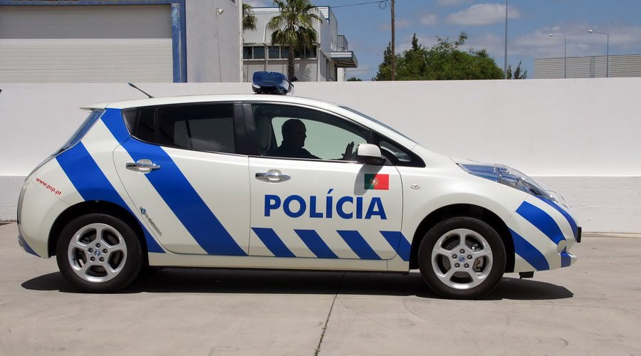 Nissany Leaf dla portugalskiej policji gniazdkoradiowóz