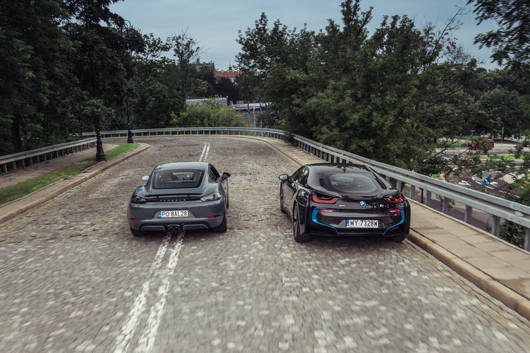Porsche Cayman vs BMW i8 jaka jest przyszłość samochodów